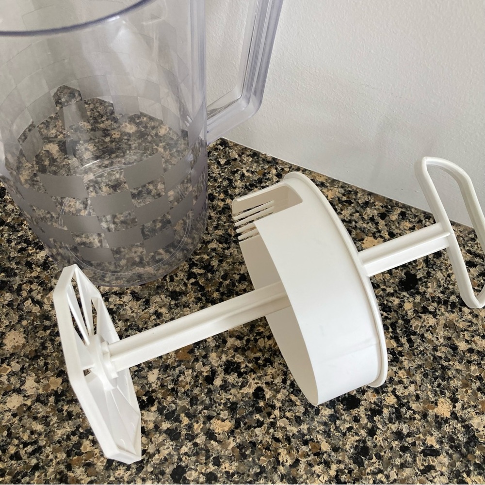Pampered Chef 2 quart Quick-Stir Pitcher - Picture 3 of 5